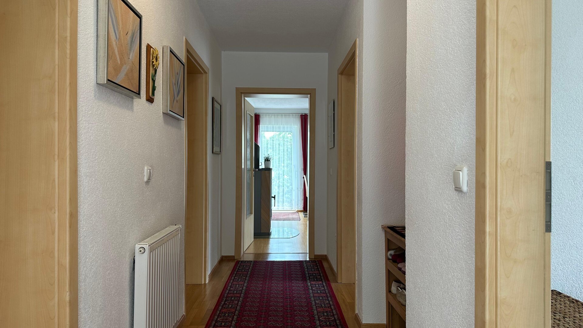 Modernes Haus mit zwei Wohneinheiten und großzügigem Außenbereich