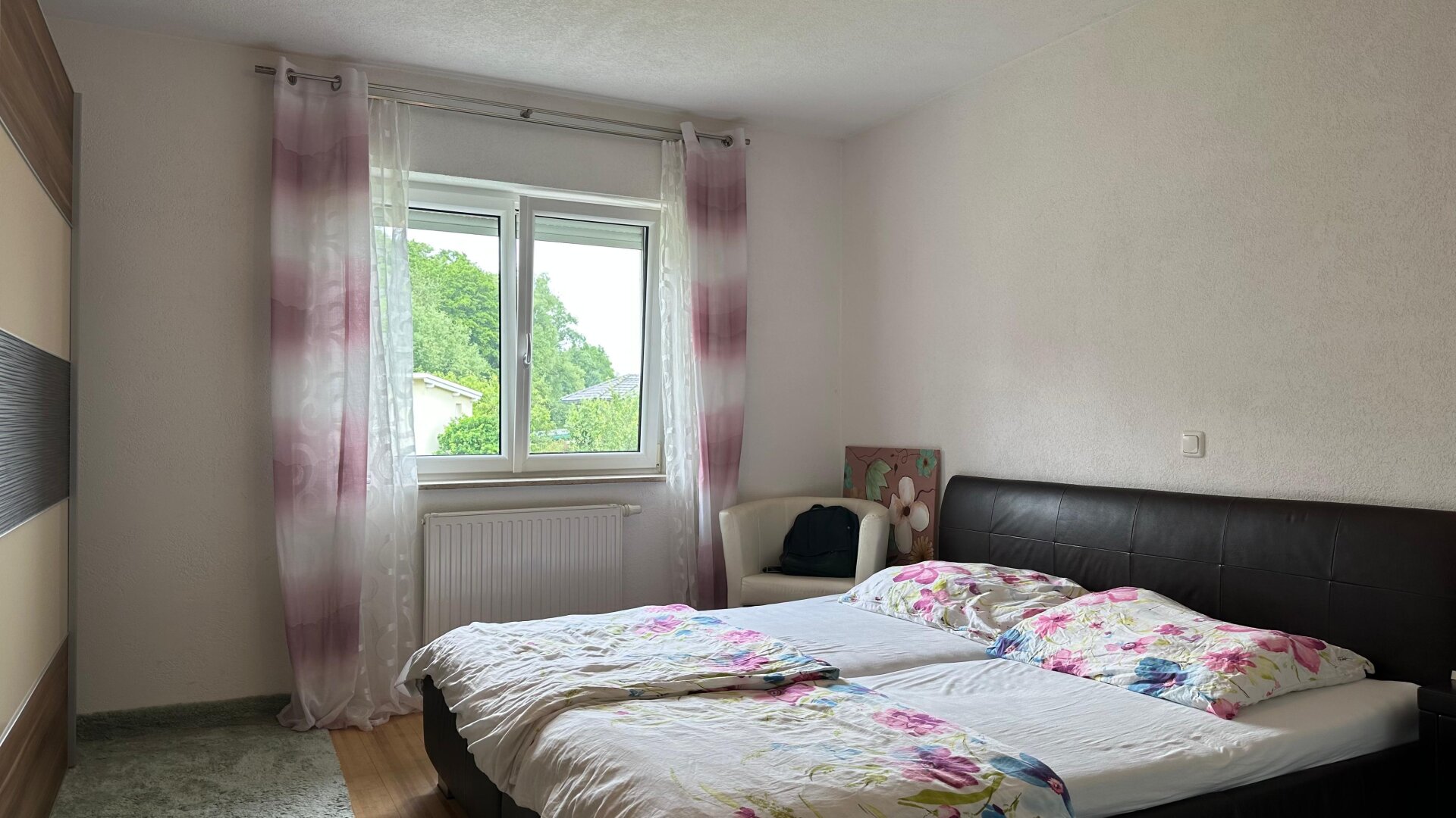Modernes Haus mit zwei Wohneinheiten und großzügigem Außenbereich