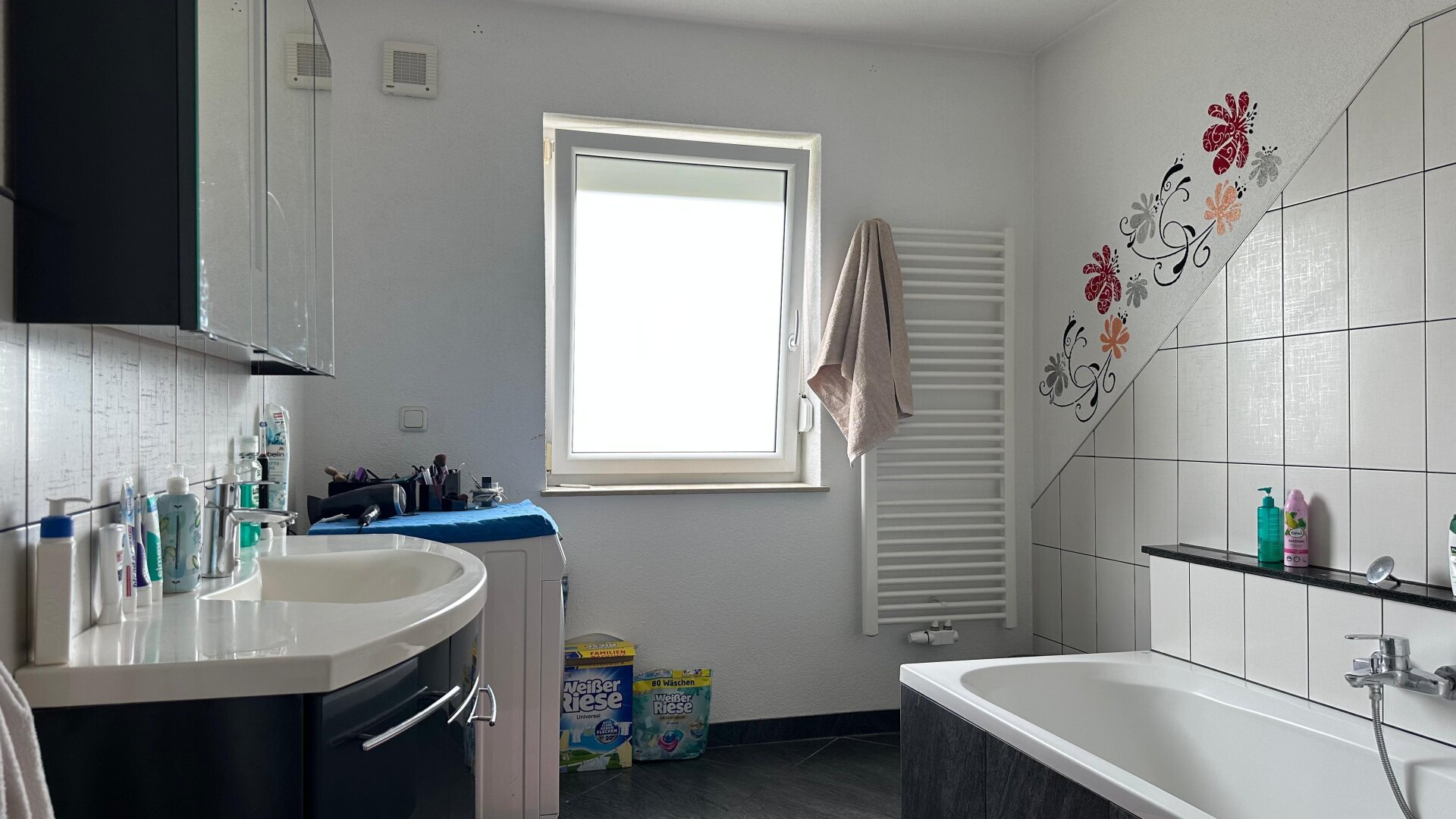Modernes Haus mit zwei Wohneinheiten und großzügigem Außenbereich