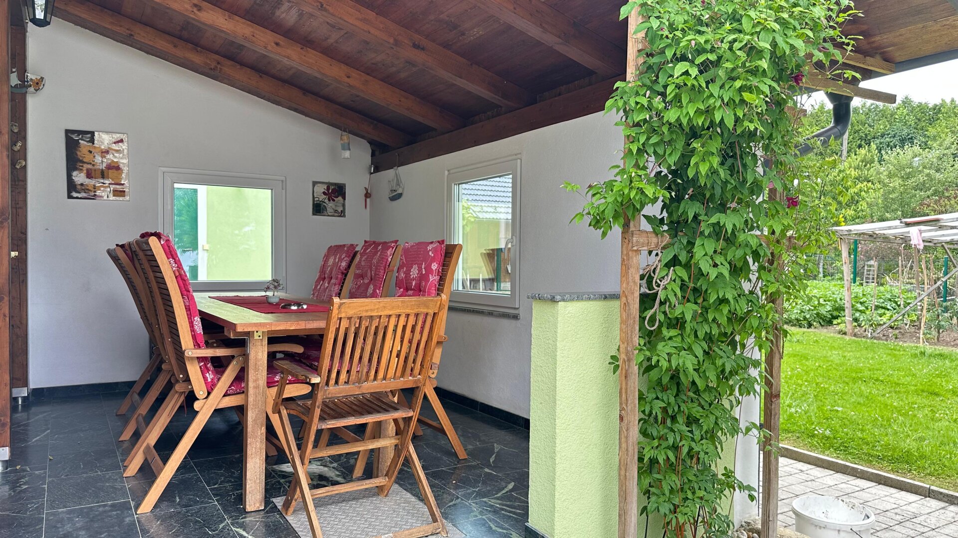 Modernes Haus mit zwei Wohneinheiten und großzügigem Außenbereich