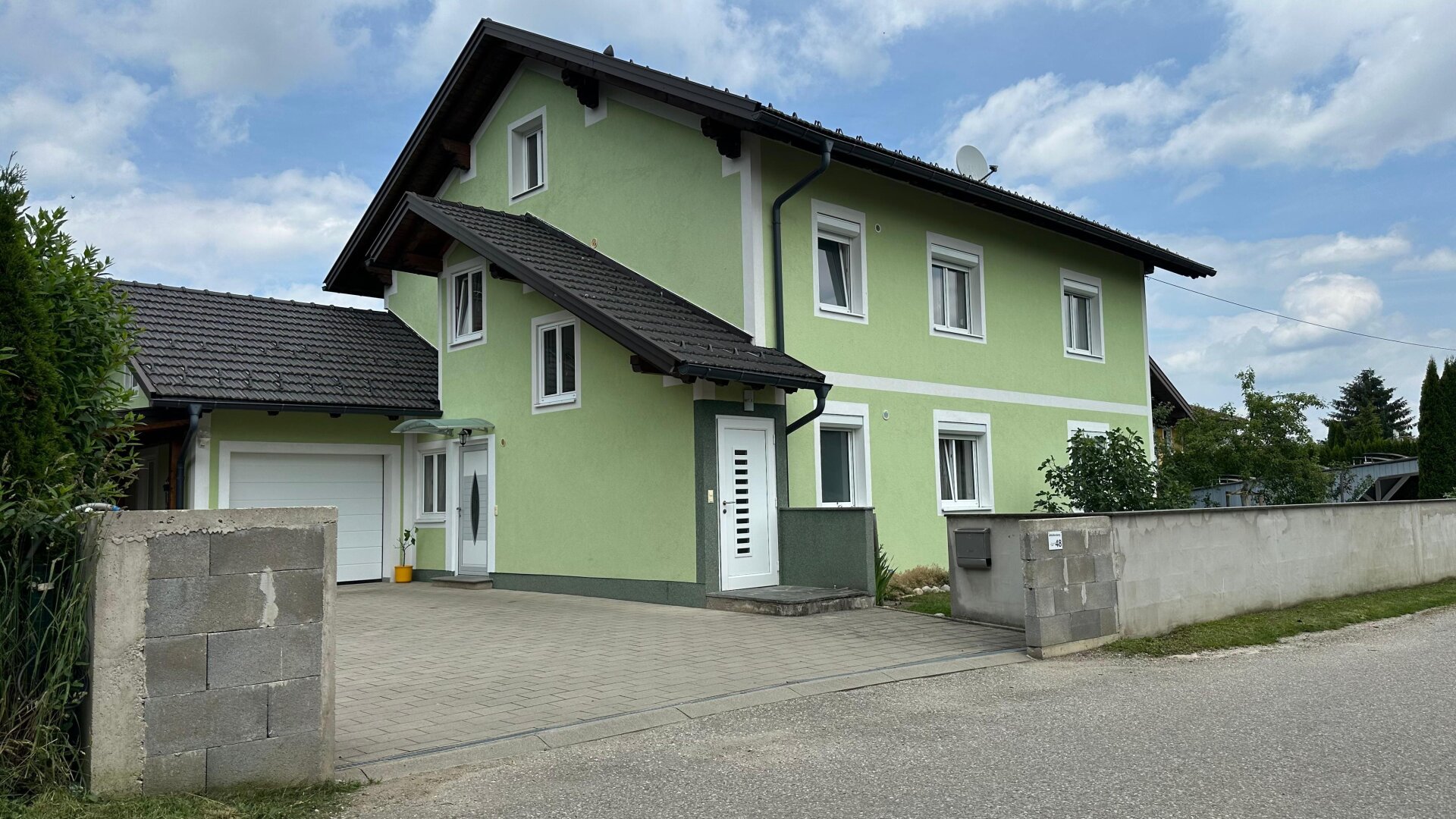 Modernes Haus mit zwei Wohneinheiten und großzügigem Außenbereich