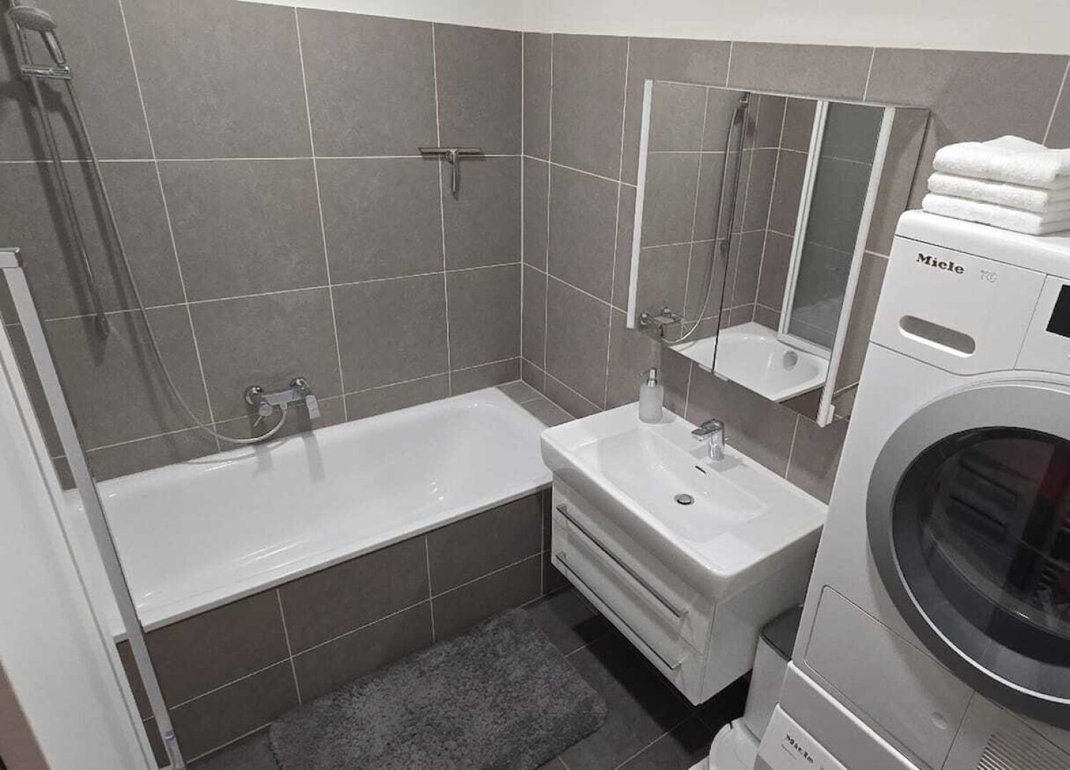 Moderne 3-Z-Erdgeschoßwohnung mit Garten 135 m², Terrasse, Smart‑Home & hochwertiger Ausstattung