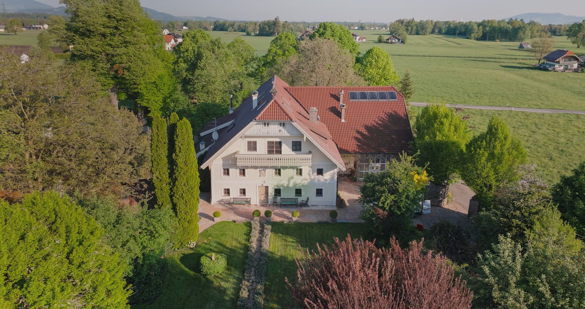 Großzügiges Anwesen auf ca. 2.000 m² Grundstück v. d. Toren Salzburg
