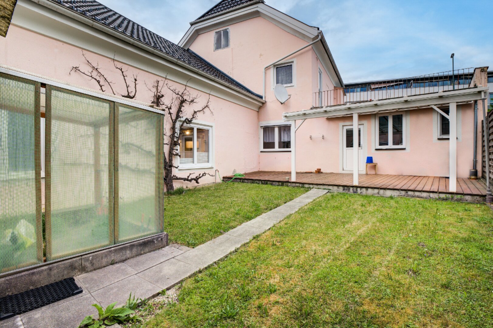 Oberndorf: Großes Geschäftshaus mit 2 Wohnungen + 1 Geschäft! "Alles unter Dach und Fach!"