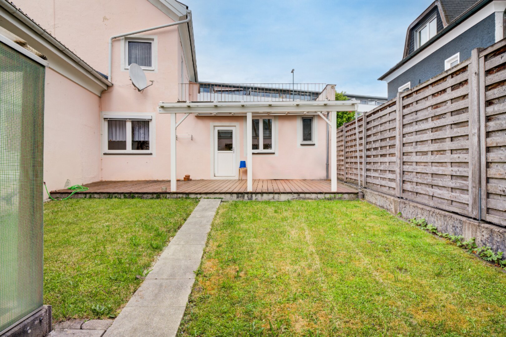 Oberndorf: Großes Geschäftshaus mit 2 Wohnungen + 1 Geschäft! "Alles unter Dach und Fach!"