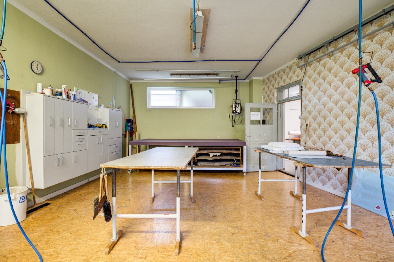 Oberndorf: Großes Geschäftshaus mit 2 Wohnungen + 1 Geschäft! "Alles unter Dach und Fach!"