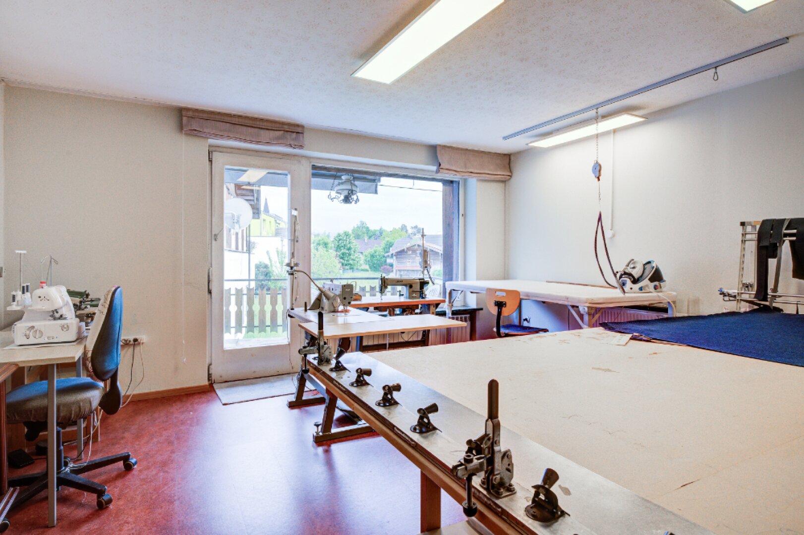 Oberndorf: Großes Geschäftshaus mit 2 Wohnungen + 1 Geschäft! "Alles unter Dach und Fach!"
