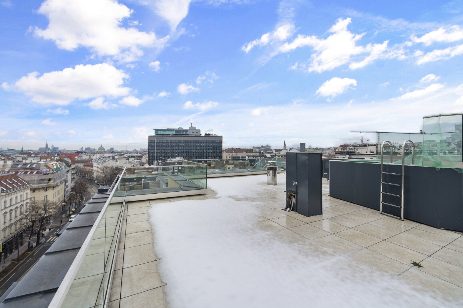 Exklusive Dachgeschoßwohnung mit Rooftop-Pool, Panorama-Terrassen, Sauna & spektakulärem Wienblick
