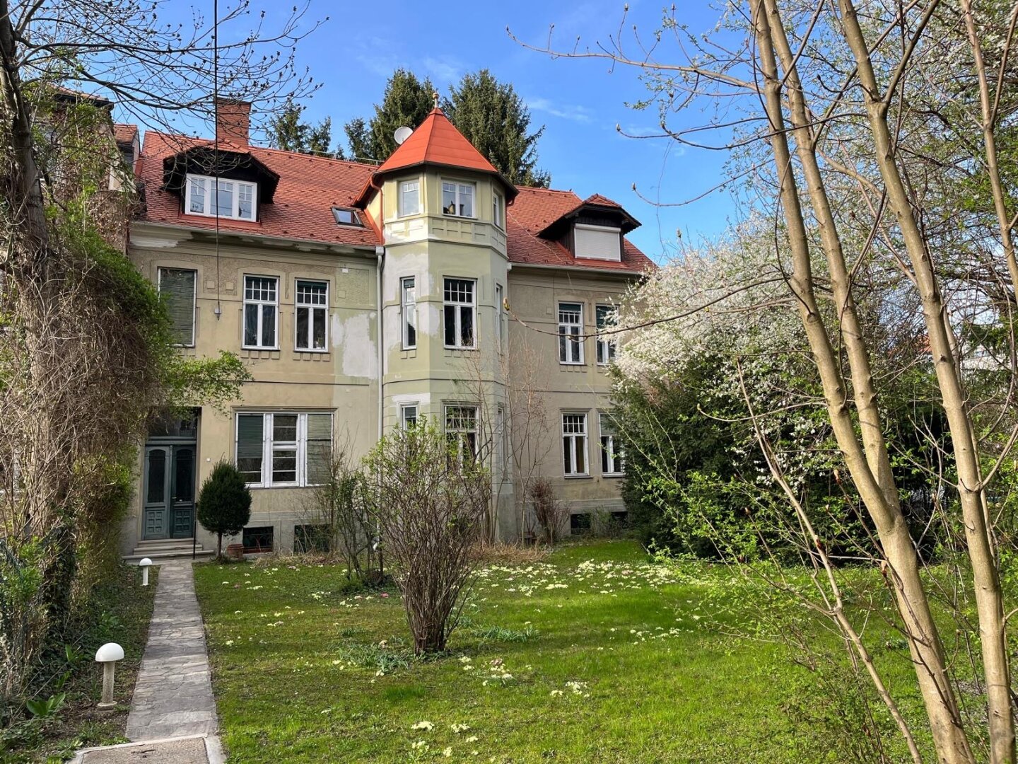Unbefristetes  Büro/ Praxis mit großzügiger Raumaufteilung und Balkon mit Gartenblick in Citylage 8010 Graz