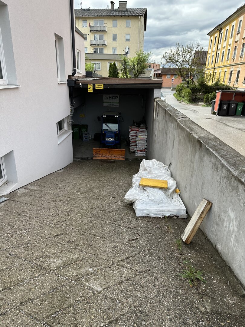 Lager und Garage in zentraler Lage.