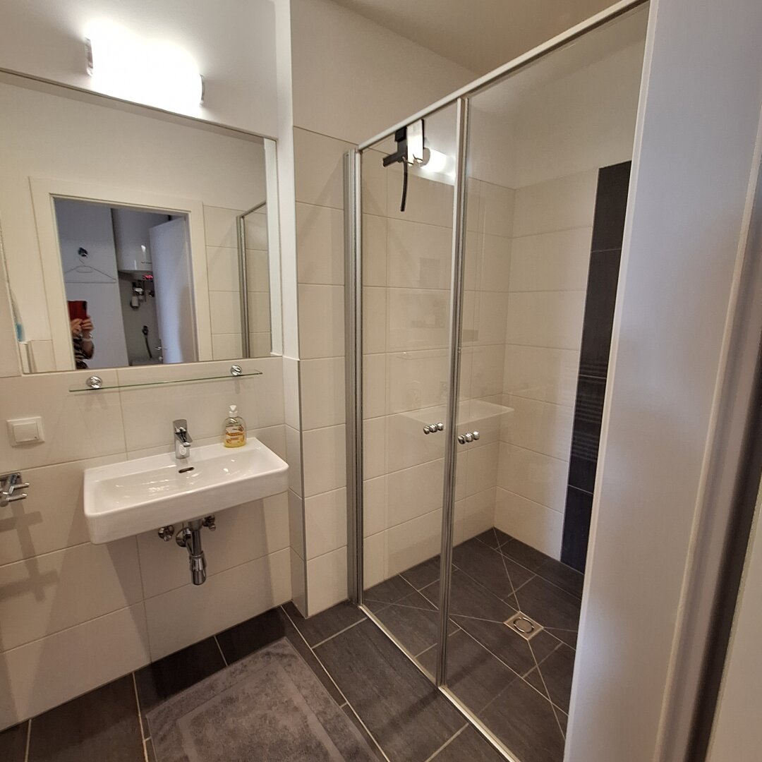 Bad mit Dusche und WC