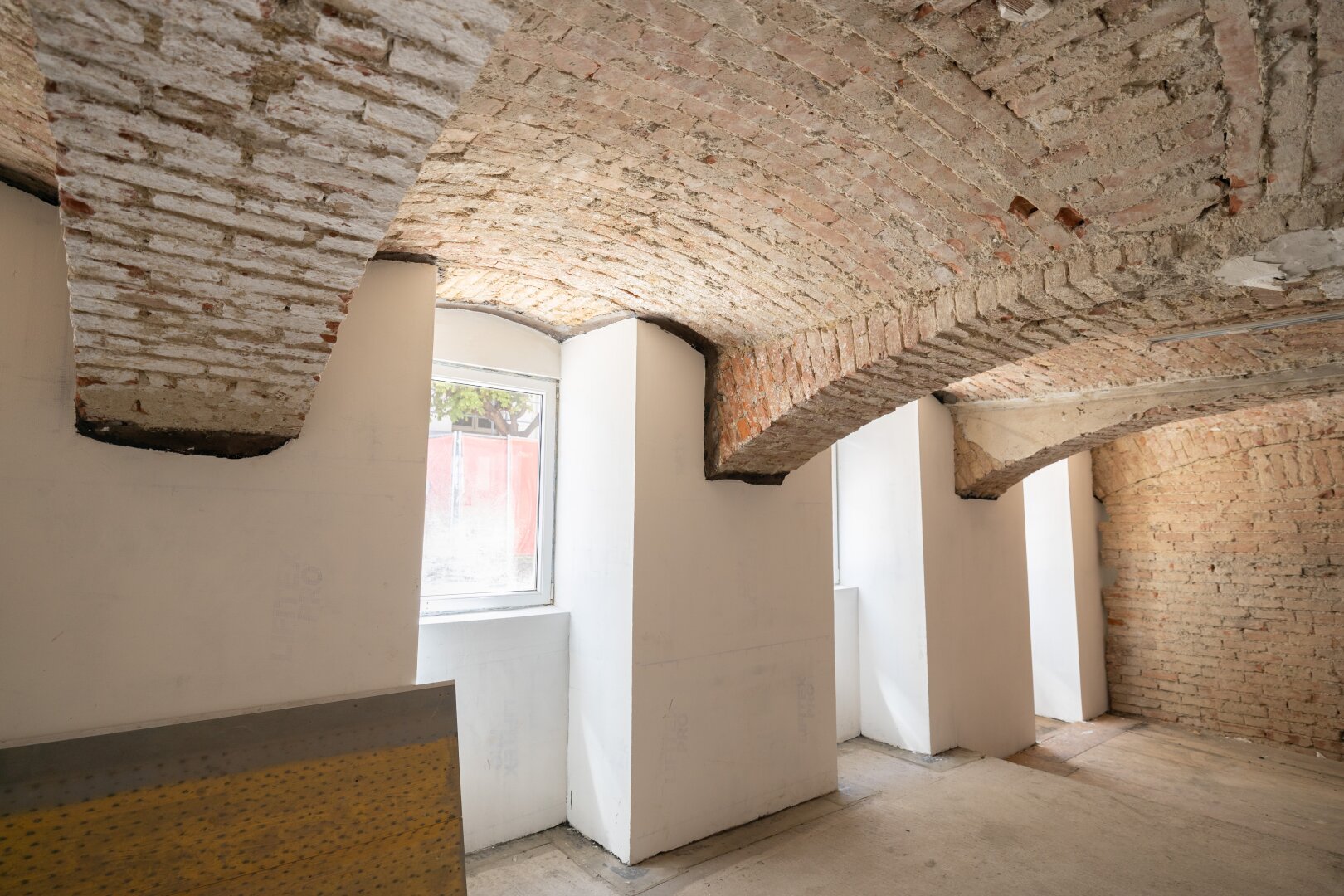 Urbanes Juwel mit Gewölbe-Charme: 208 m² Potenzial nahe Mariahilfer Straße