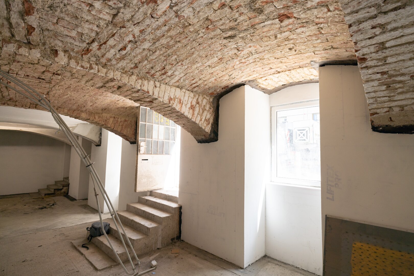 Urbanes Juwel mit Gewölbe-Charme: 208 m² Potenzial nahe Mariahilfer Straße