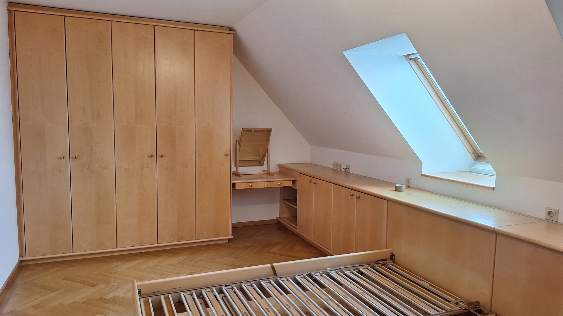Schlafzimmer mit Schrankverbau
