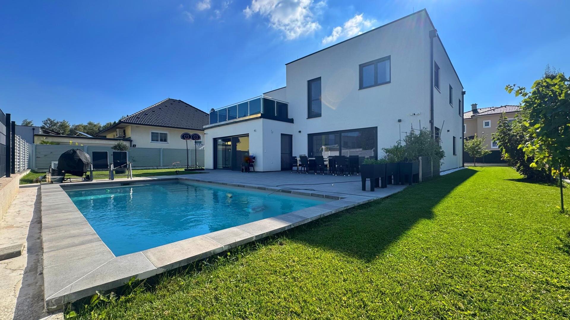 Haus mit Poolansicht Garten