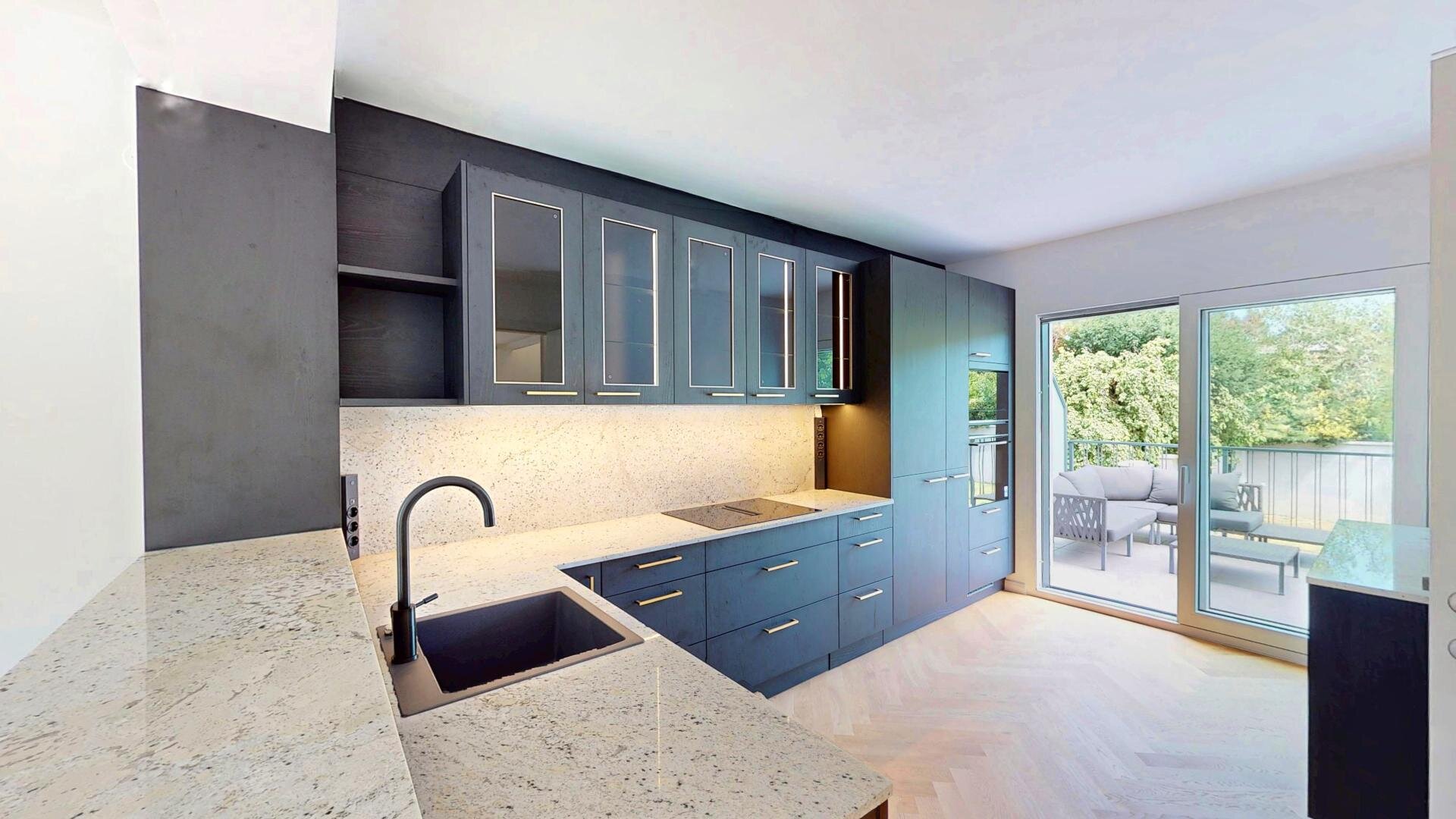 Küche mit Ausgang zur Terrasse