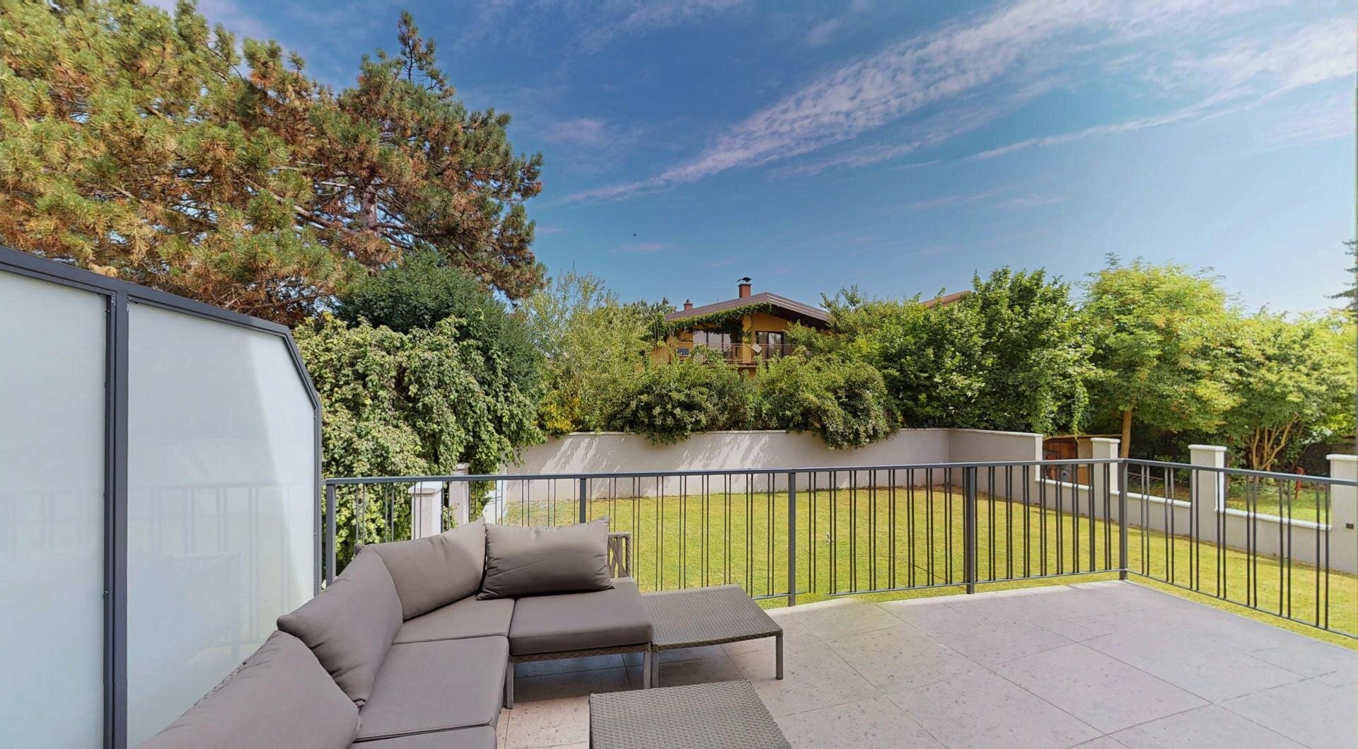 Terrasse mit Blick in den Garten