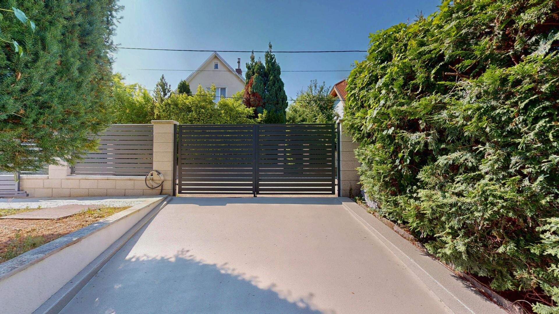 Einfahrt zur Doppelgarage