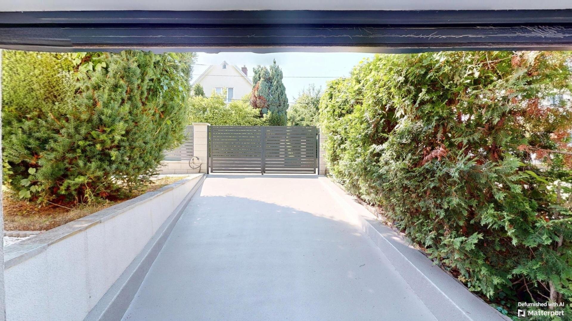 Einfahrt zur Doppelgarage