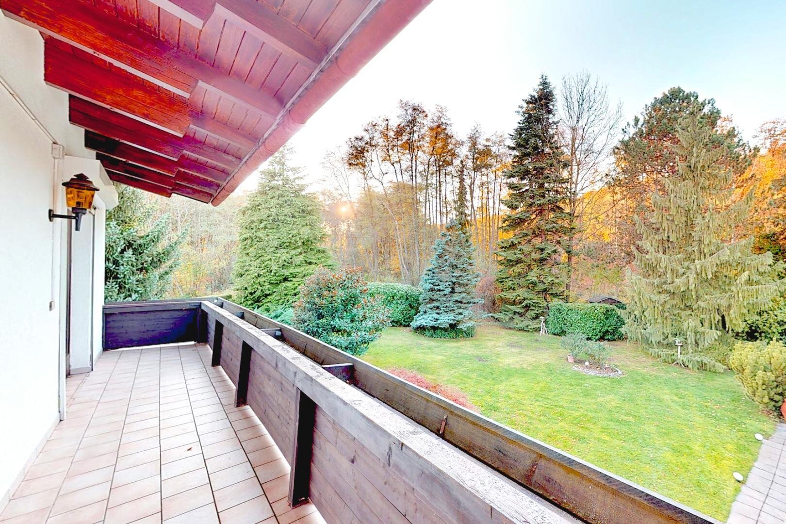 13 Balkon mit Waldblick