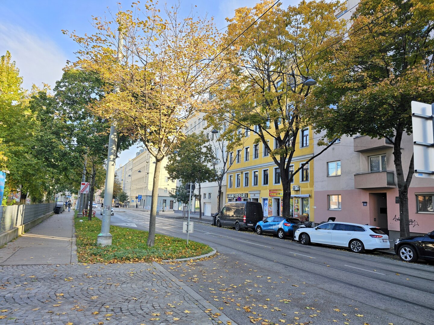 Straße mit viel Grün