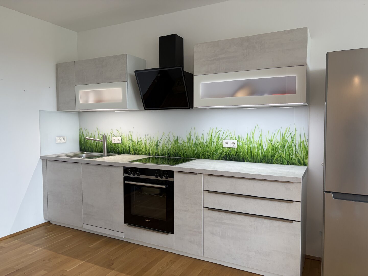 Küchenzeile mit freistehendem Kühlschrank