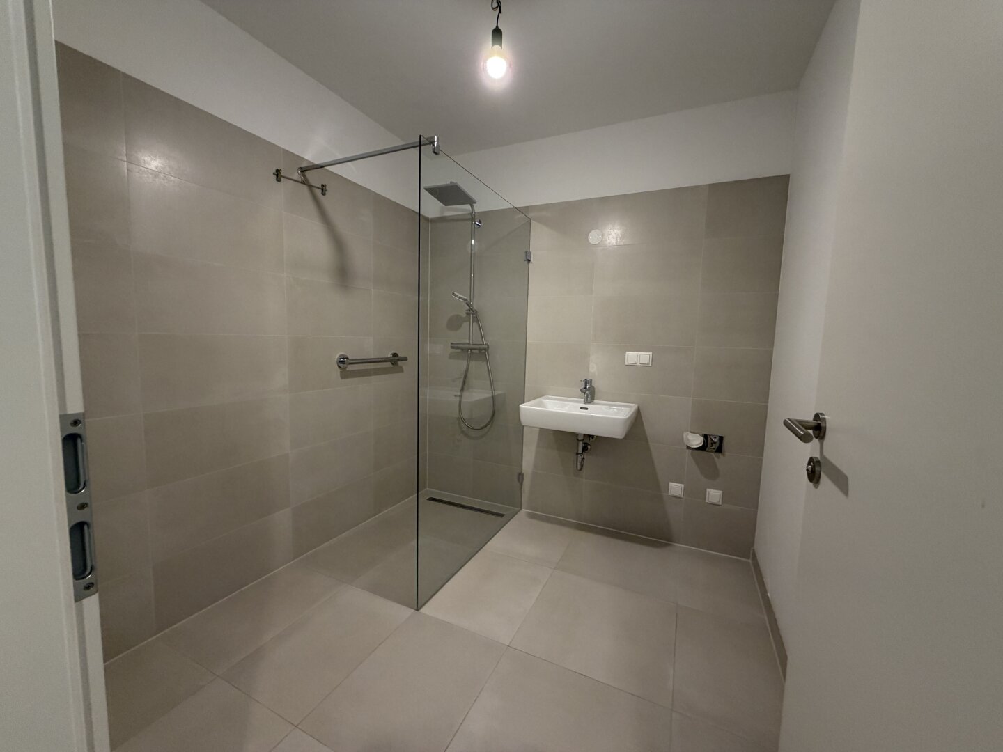 Badezimmer mit Dusche & WM-Anschluss