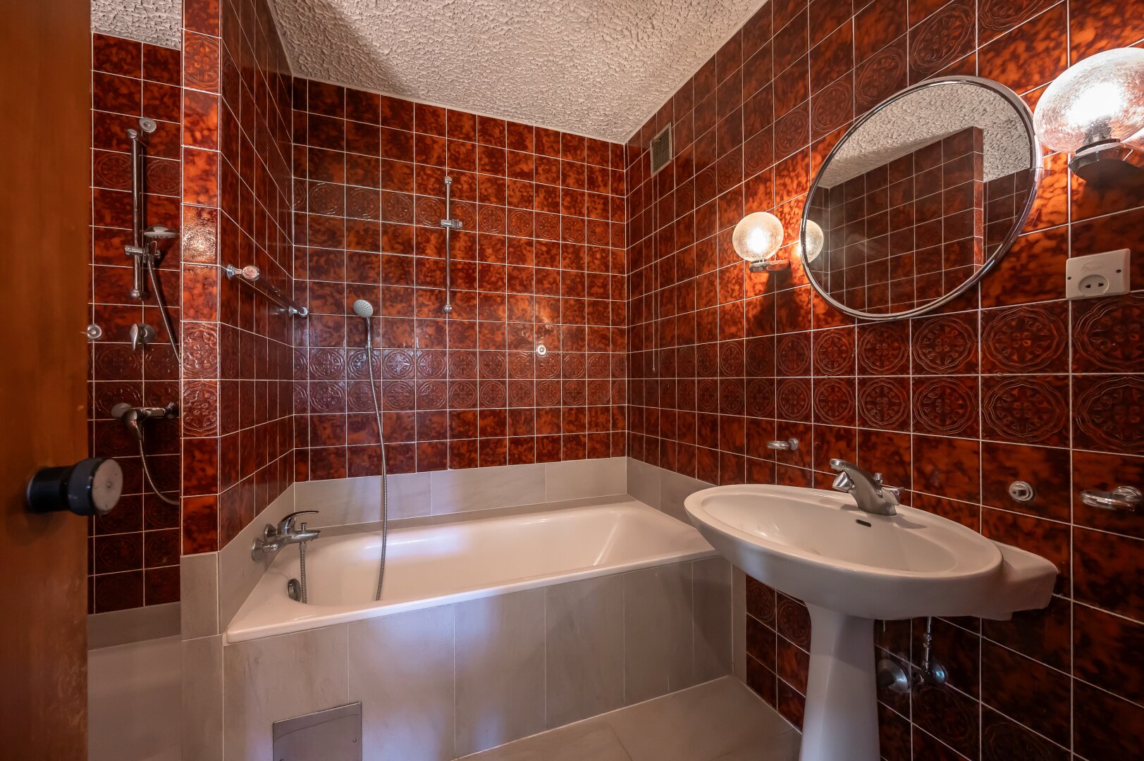 Bad mit Wanne und Dusche