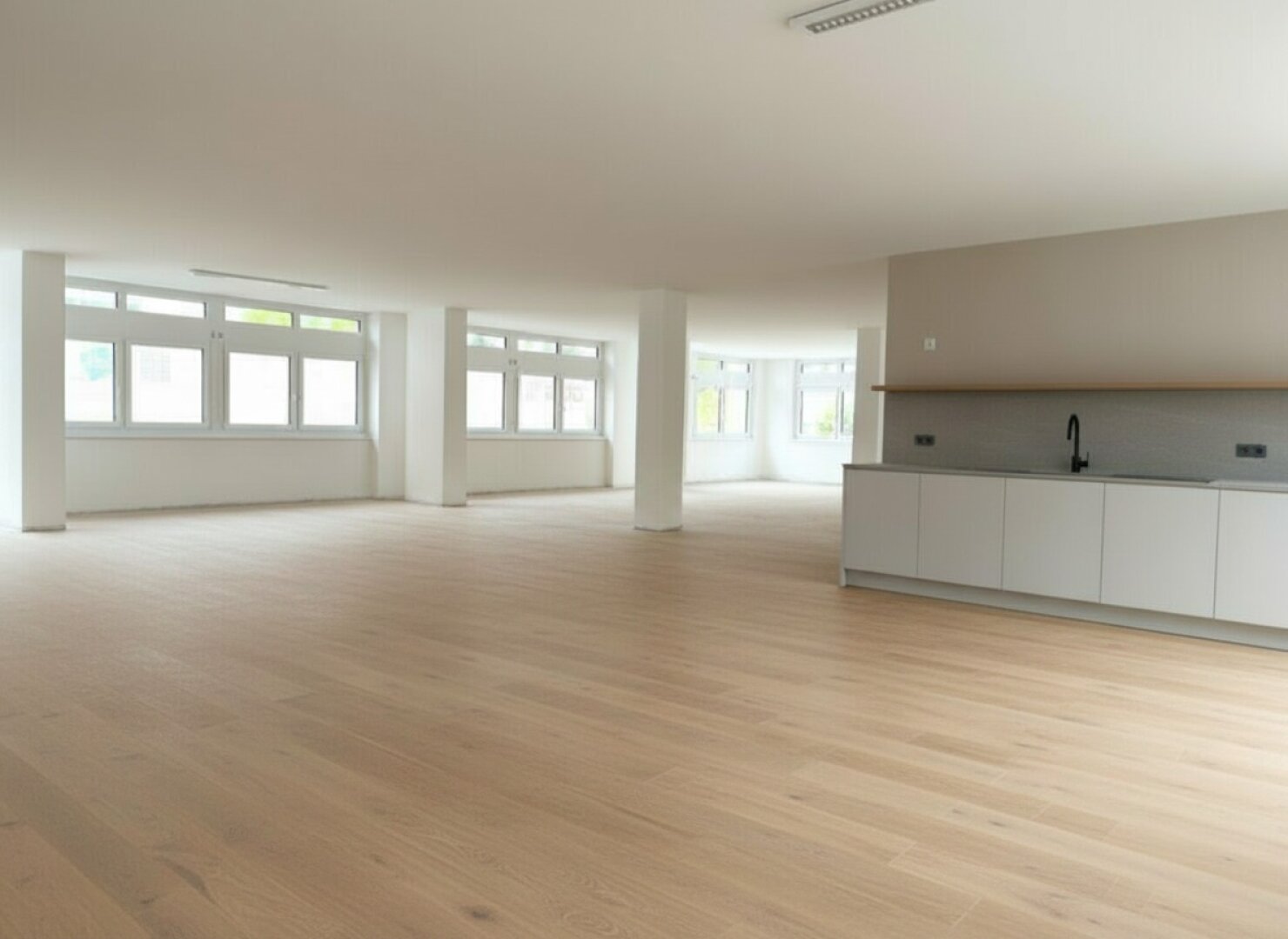 Büro-/Ordinationsfläche 02_ KI bearbeitet