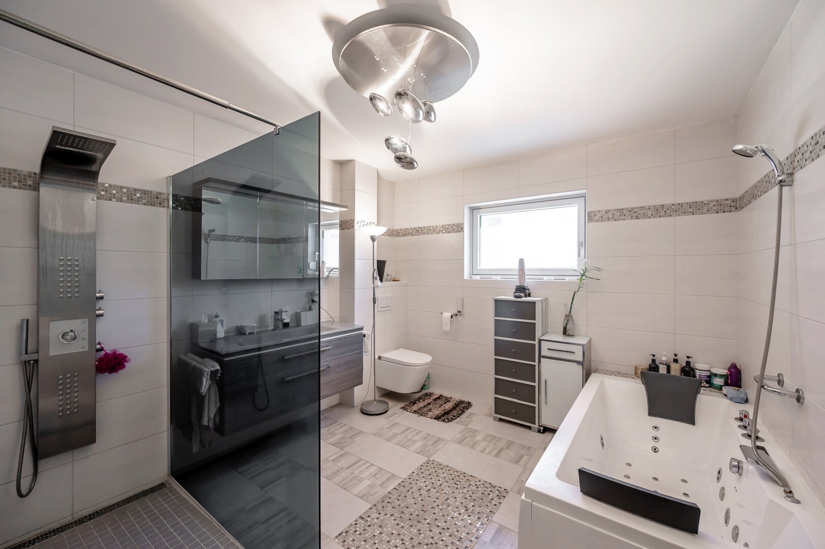 Viel Platz für die ganze Familie 194 m² NFL | eigener Garten | eigener KFZ Abstellplatz | ruhige Lage | Dachterrasse
