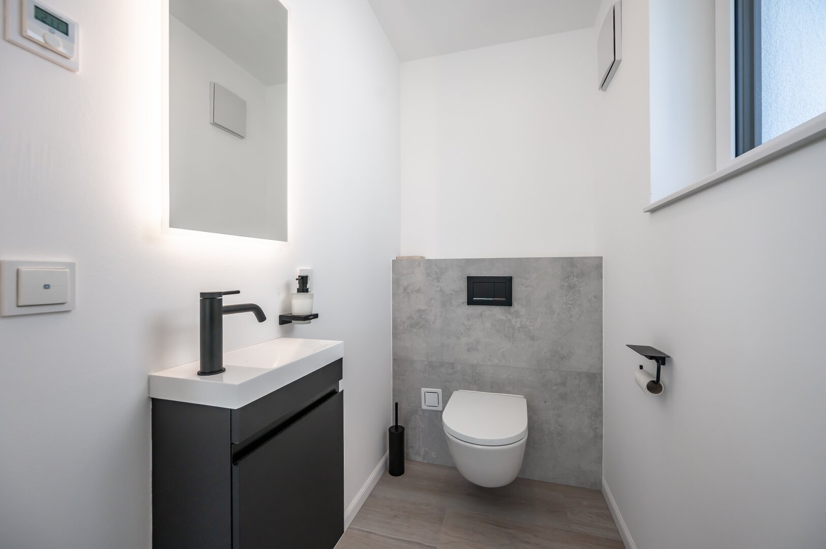WC mit Handwaschbecken