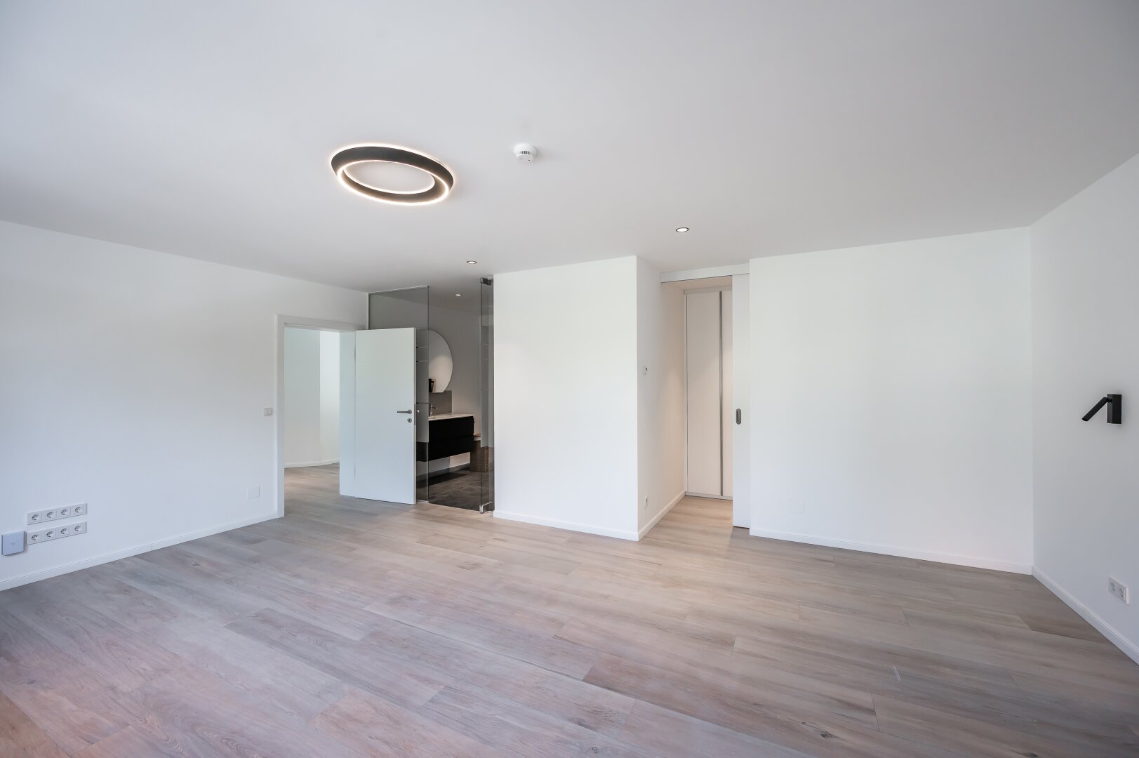 Schlafzimmer mit En-Suite-Badezimmer und WC