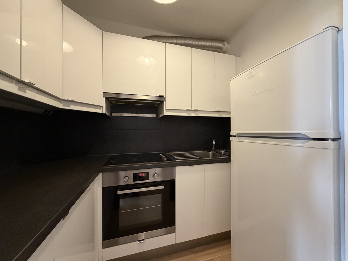 Küche mit E-Herd und Kühlschrank