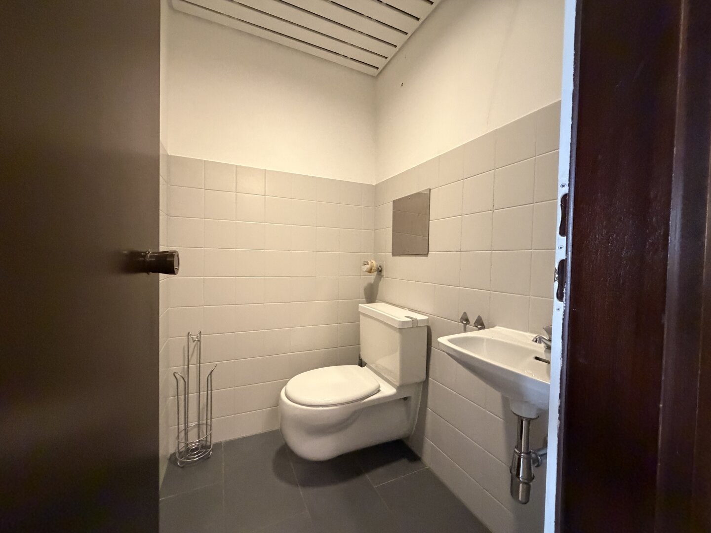 separates WC