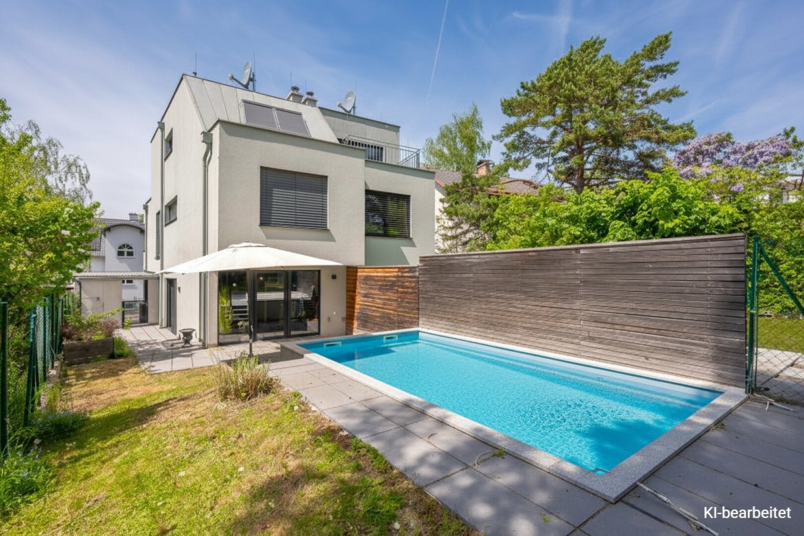 DOPPELHAUSHÄLFTE MIT GARTEN UND SALZWASSER-POOL