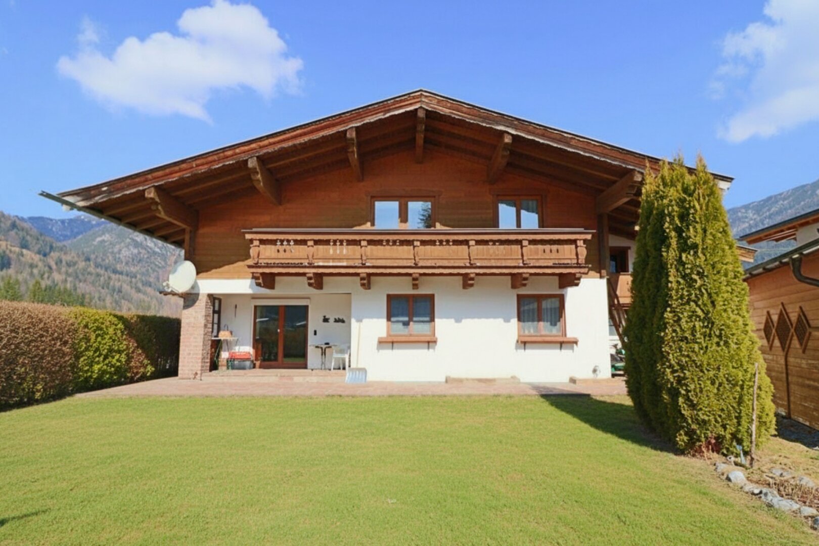 Gemütliches Zweifamilienhaus mit großem Garten in ruhiger Lage