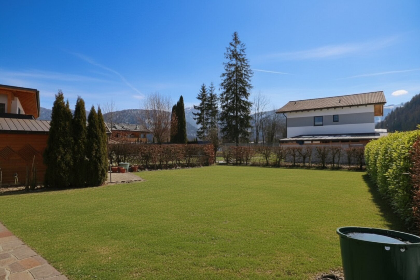 Gemütliches Zweifamilienhaus mit großem Garten in ruhiger Lage