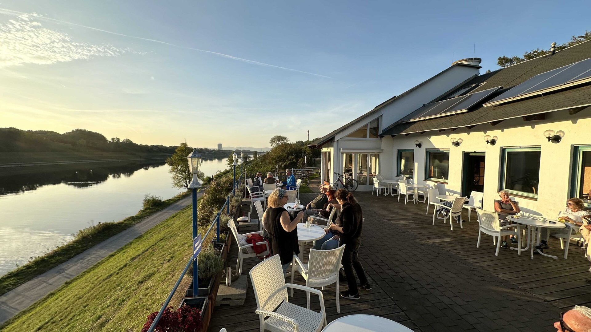 Restaurant + Wohnung - Freizeitoase an der neuen Donau (Sommerbetrieb)