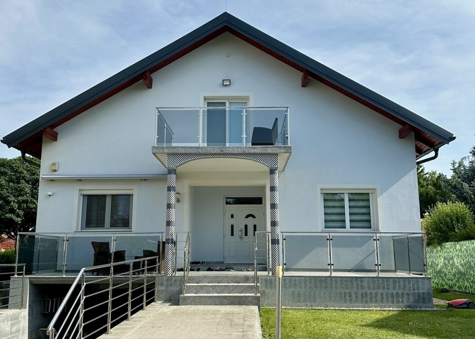 Großes, topausgestattetes Haus mit 8 Zimmer, 2 Terrassen, Garten, Pool- und Wellnessbereich