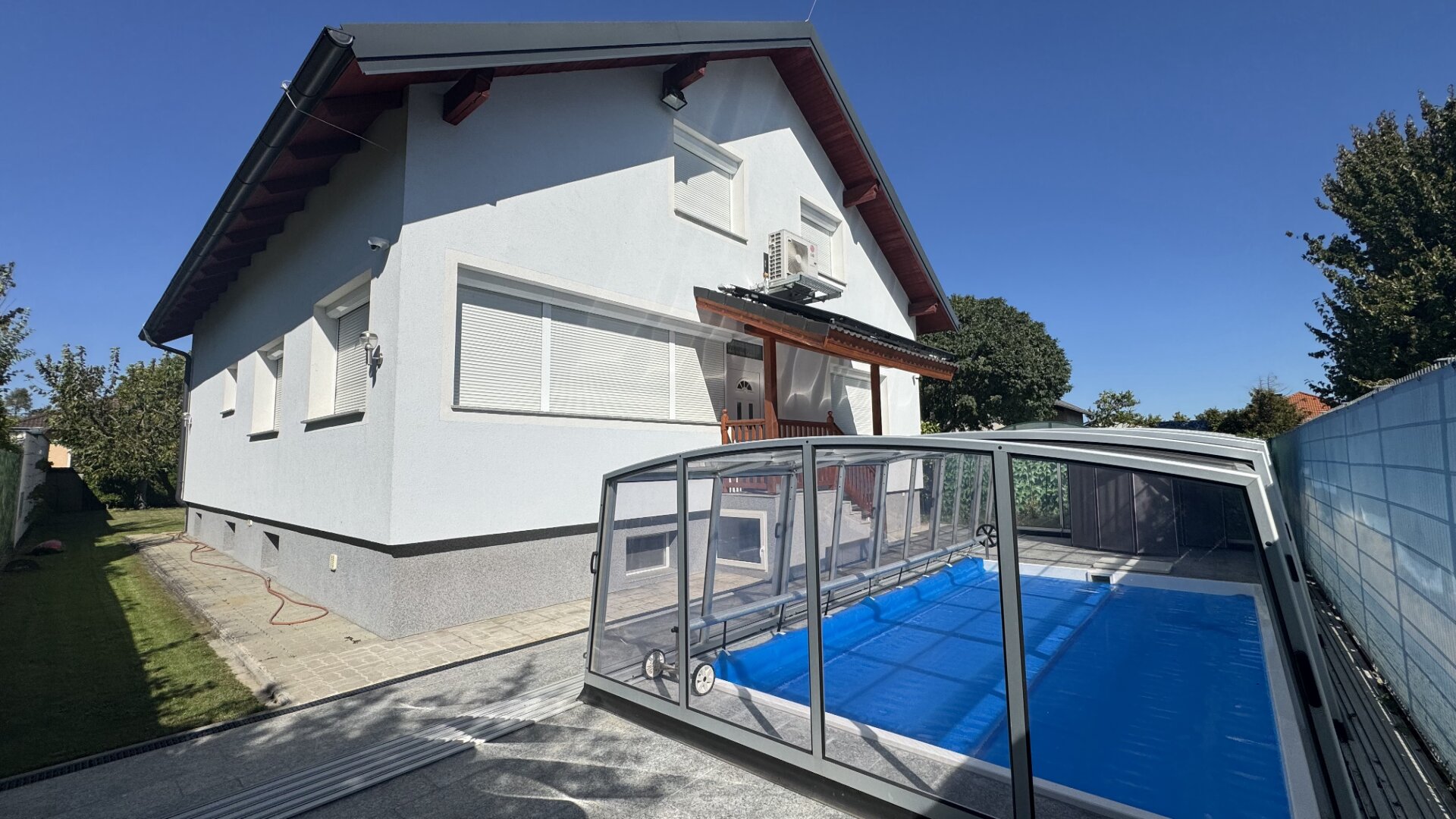 Großes, topausgestattetes Haus mit 8 Zimmer, 2 Terrassen, Garten, Pool- und Wellnessbereich