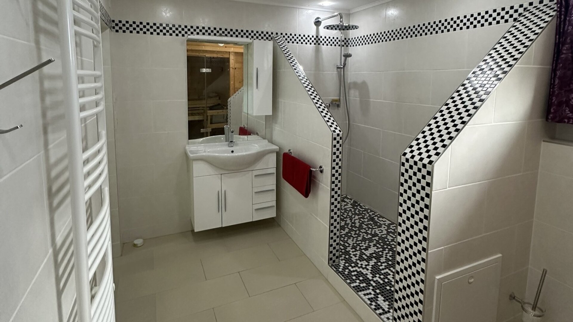 Großes, topausgestattetes Haus mit 8 Zimmer, 2 Terrassen, Garten, Pool- und Wellnessbereich