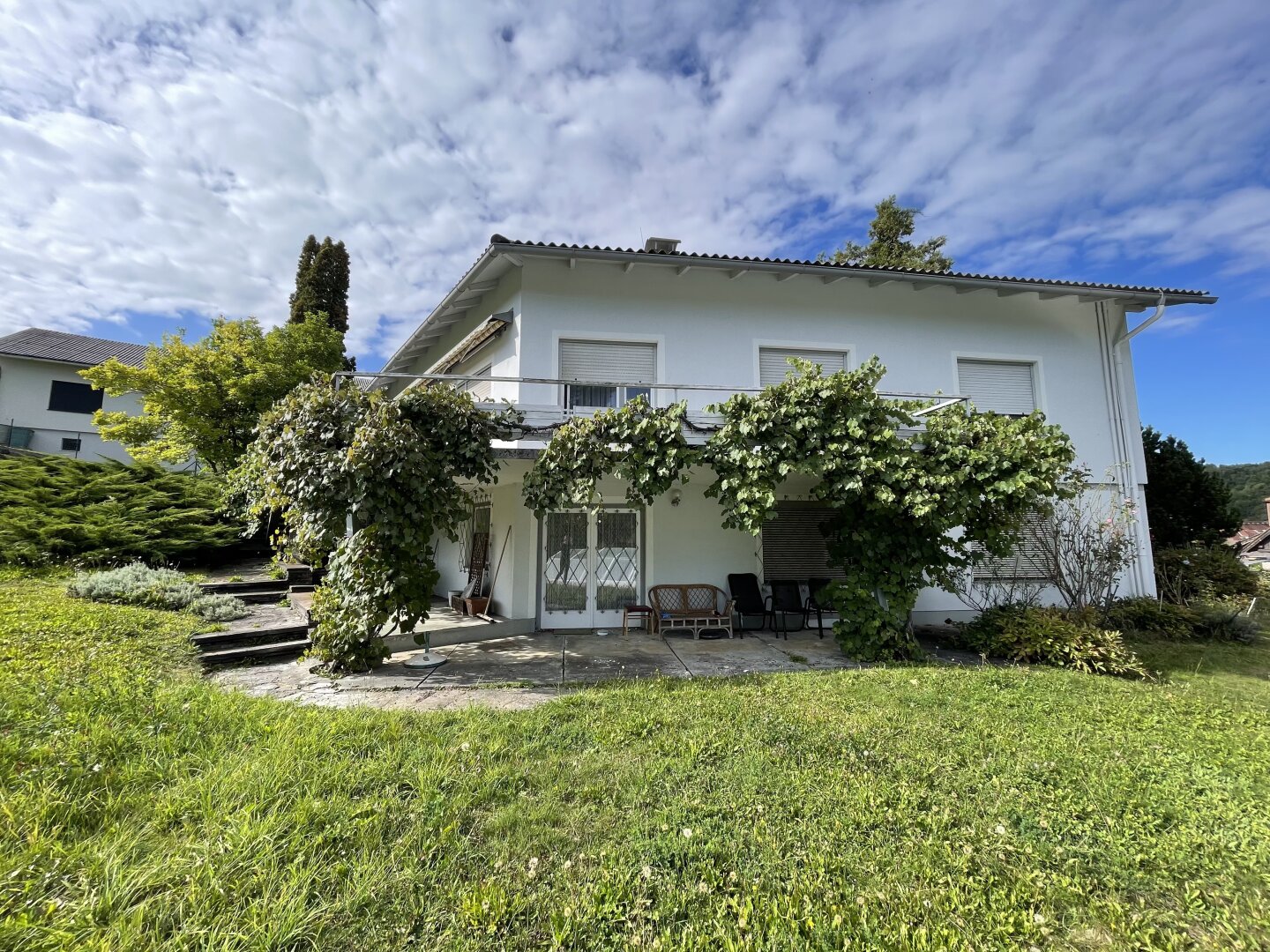 Haus mit sonnigen Freiflächen