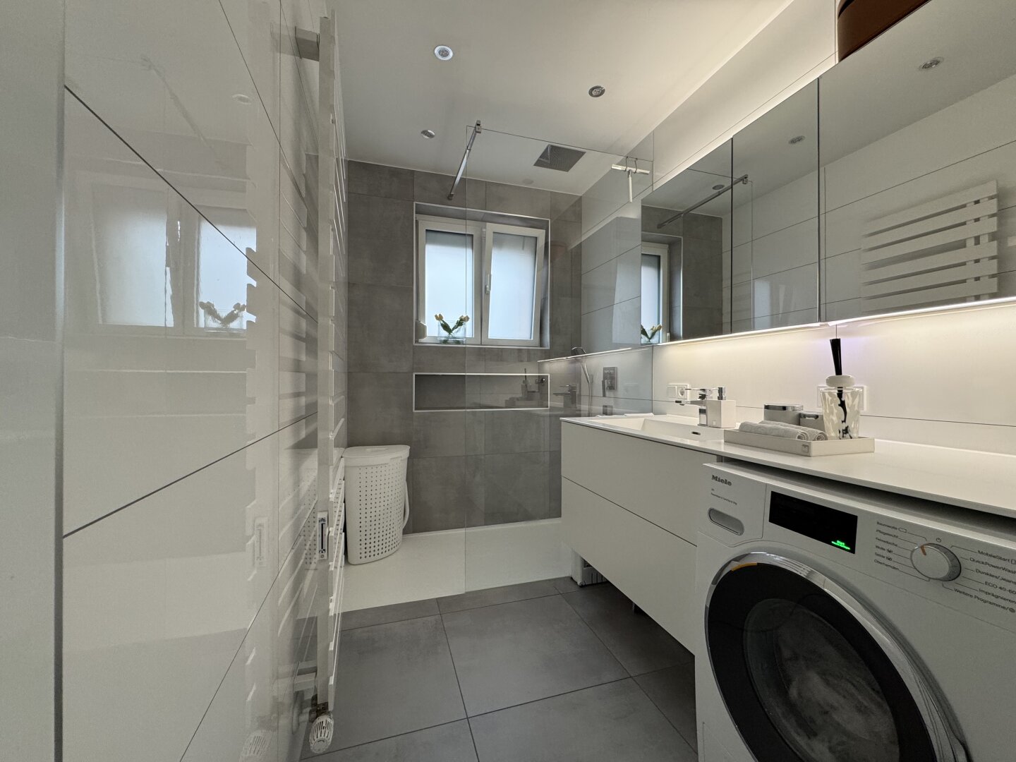 Design trifft Lebensqualität, vollsanierte Wohlfühlwohnung mit Balkon