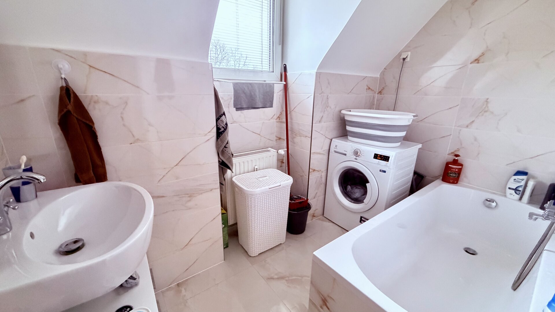 Neuwertige 3-Zimmer-Dachgeschosswohnung mit Gartenbenutzung