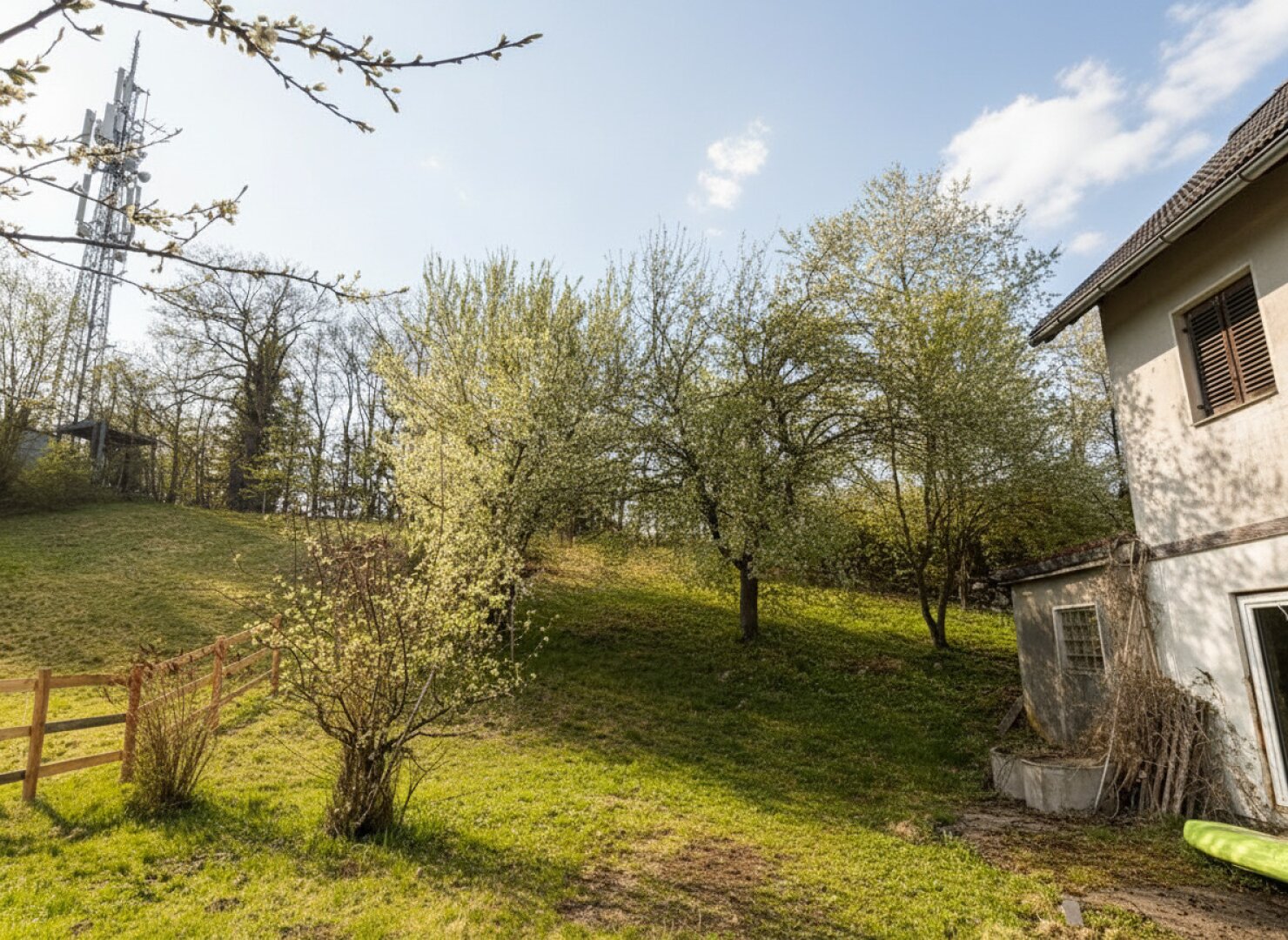 Ihr Projekt im Grünen – Großes Haus mit Garten, Balkon und Entwicklungspotenzial