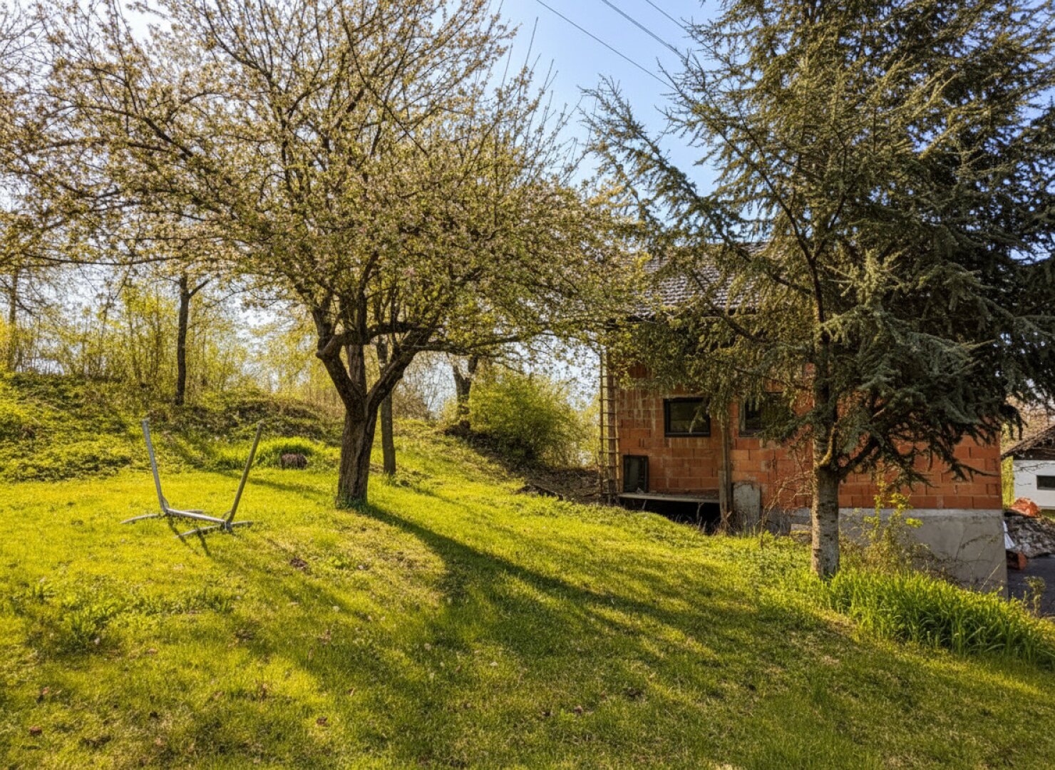 Ihr Projekt im Grünen – Großes Haus mit Garten, Balkon und Entwicklungspotenzial