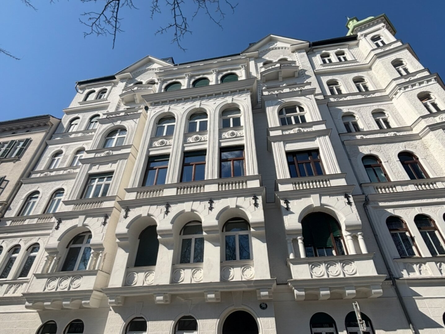 Modernisierter Altbau mit Abendsonne