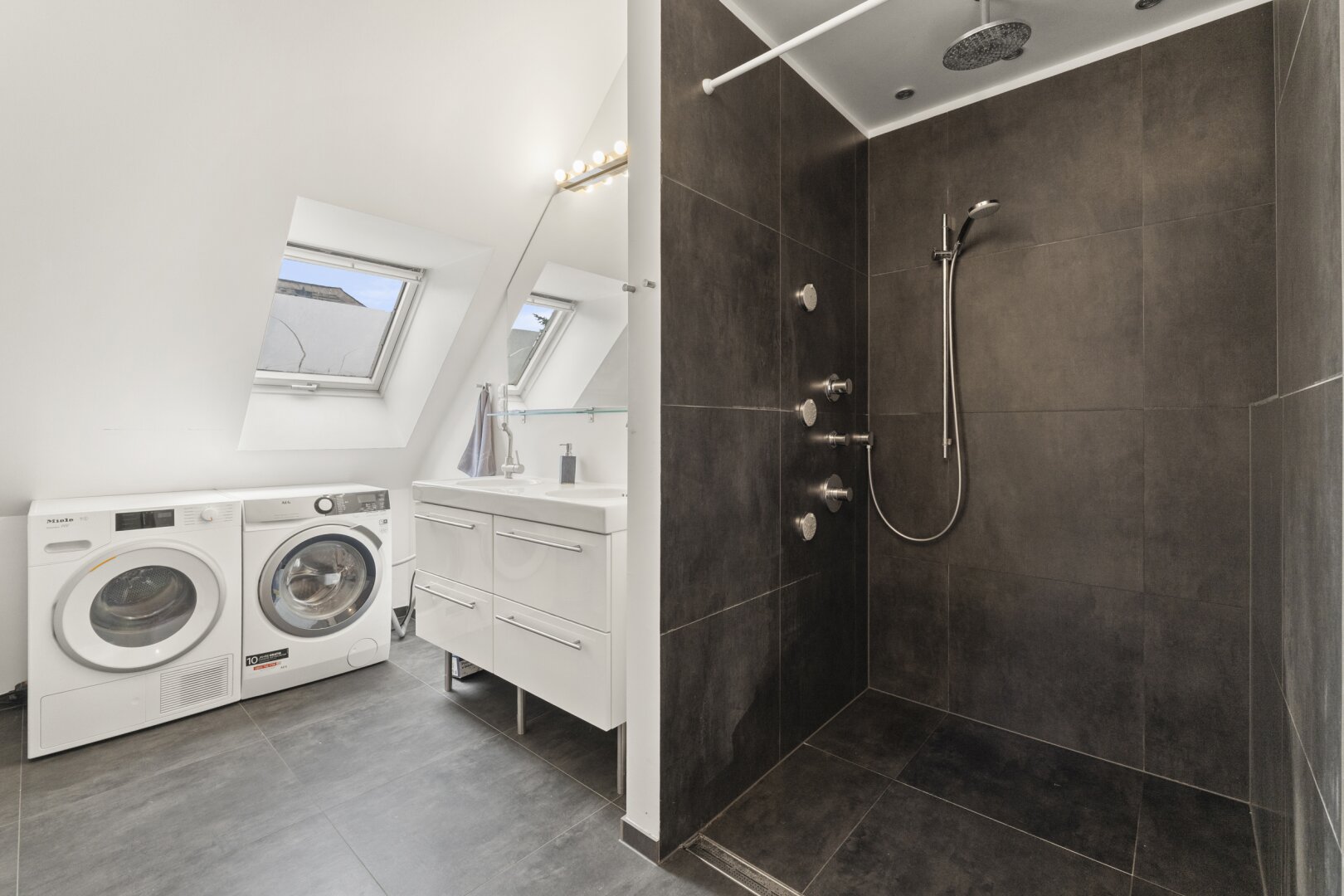 Badezimmer mit Walk-In Dusche