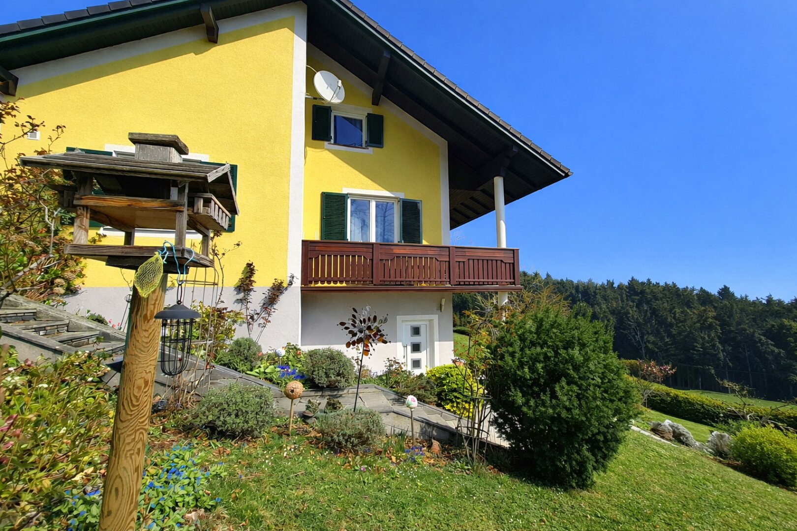Idyllische Gartenoase – modernisiertes Familienhaus in absoluter Ruhelage