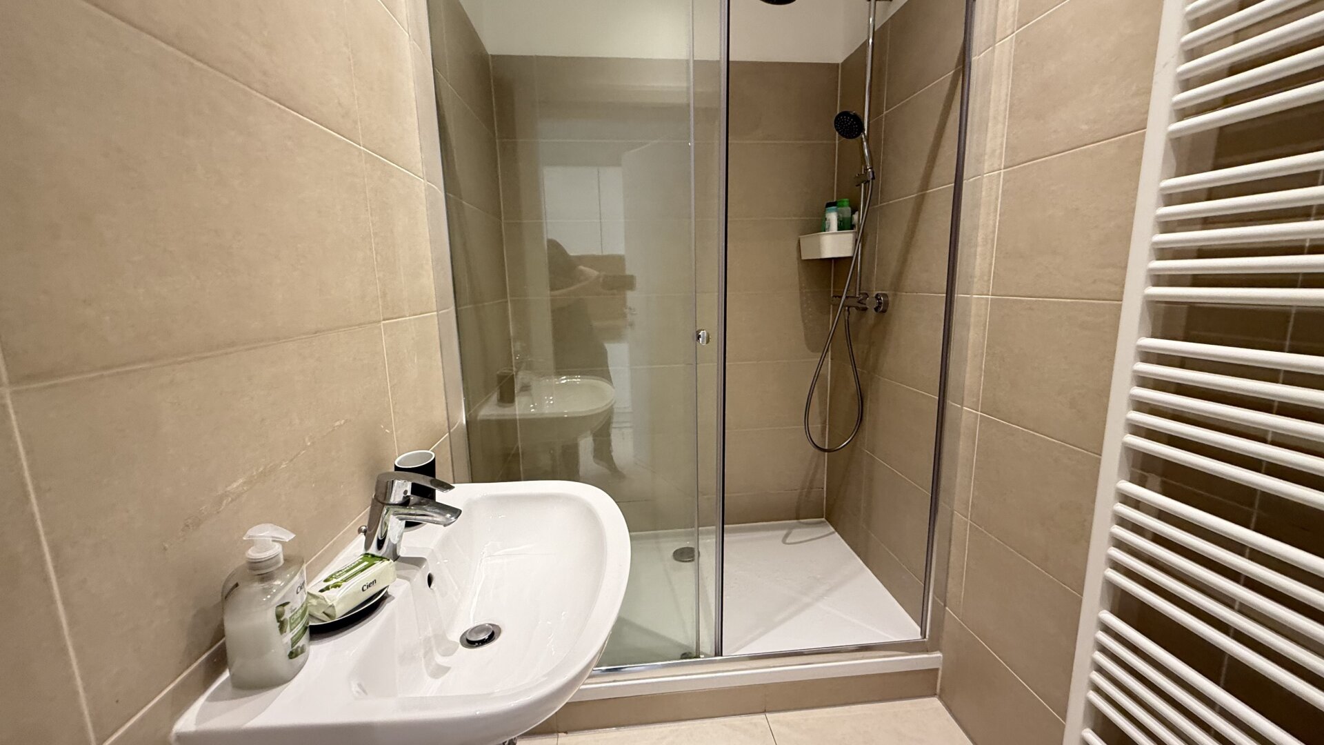 Ruhige, top-renovierte 2-Zimmer Wohnung im Hochparterre